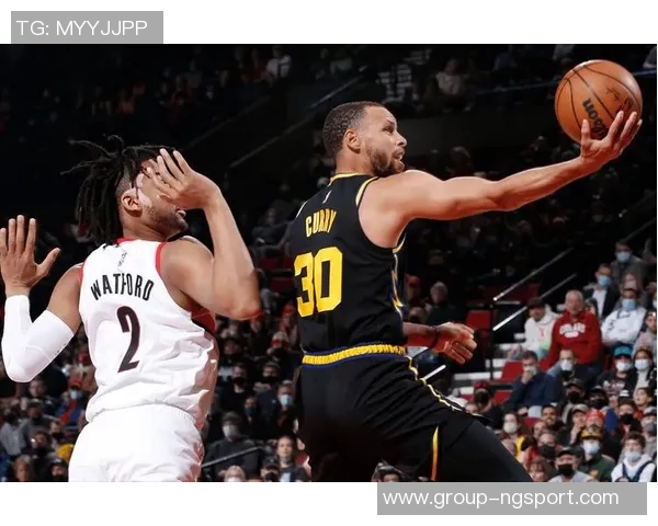 克拉克斯顿上半场表现惊艳7投5中砍下11分8篮板外线命中率完美