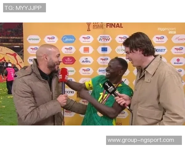 马内赛后采访中认出阿姆拉巴特哥哥引发热议瞬间